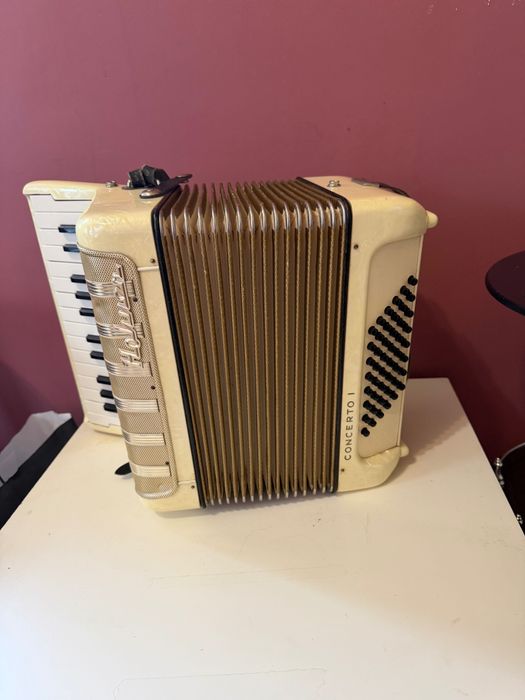 Продавам акорден Hohner бял седеф