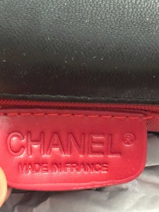 Geantă damă neagră matlasată, stil Chanel, lanț auriu