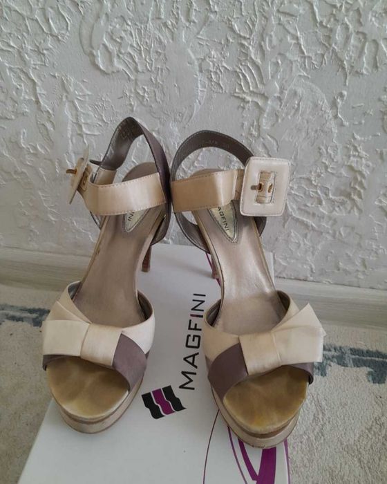 Продается босоножки