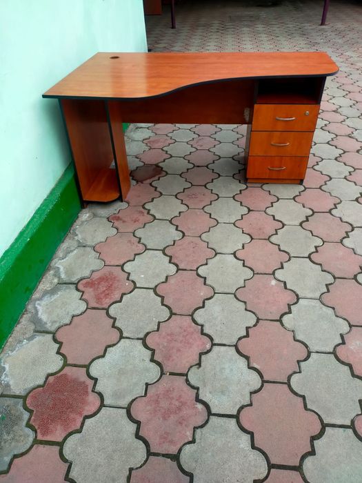 Удобный офисный стол