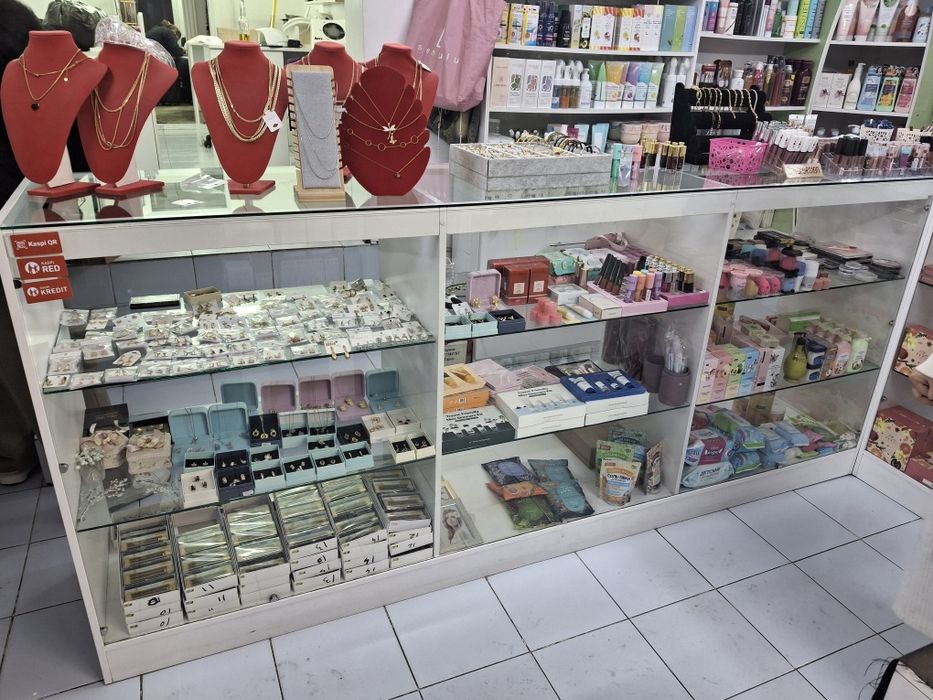 Продаю Витрины Стеклянные