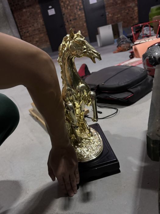 Лошадь сувенирная золотая