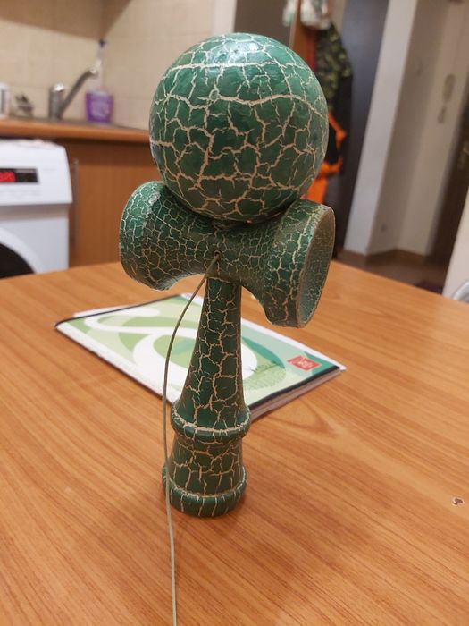 Kendama fără ață pe bila și ață pe ken