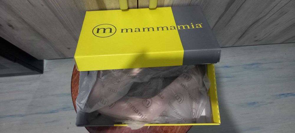 Продам женские босоножки на каблуке 40 размер