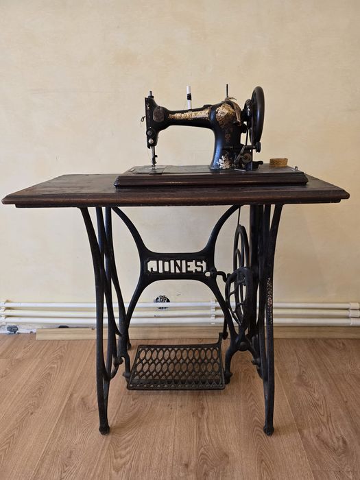 Masina cusut Jones cu pedala 1859