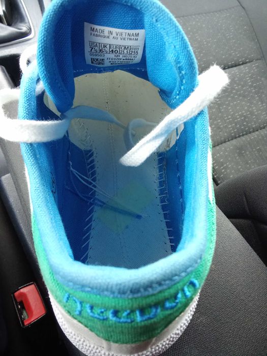 Vând   teneși   Reebok