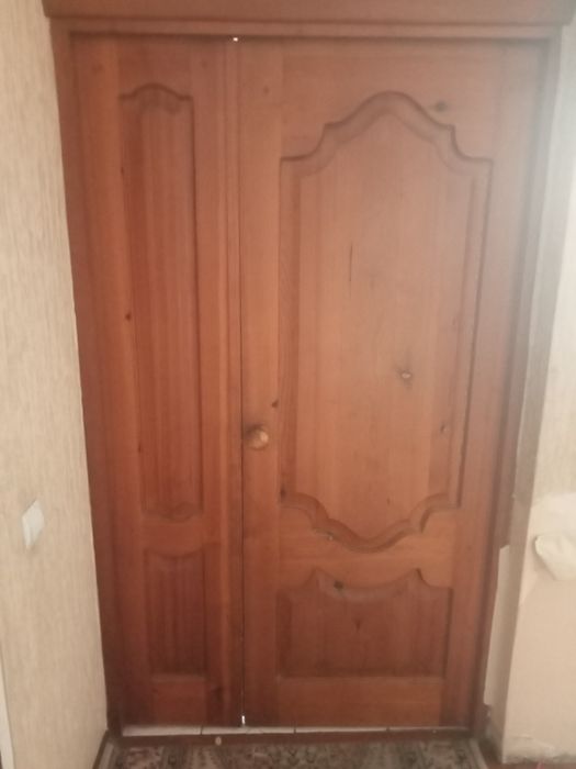 Лестница и дверь из дерево,