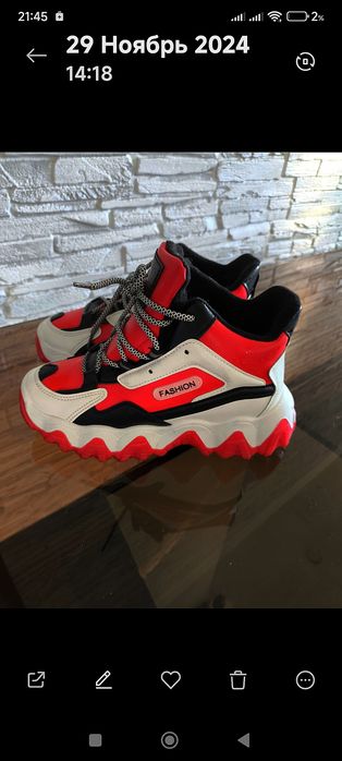 Кроссовки женские