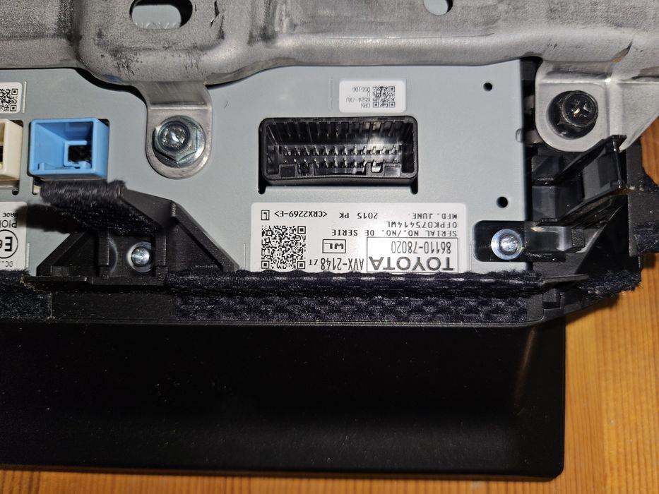 Продавам работеща медиа  свалена от  Лексус  NX  200t  плюс  тонколони