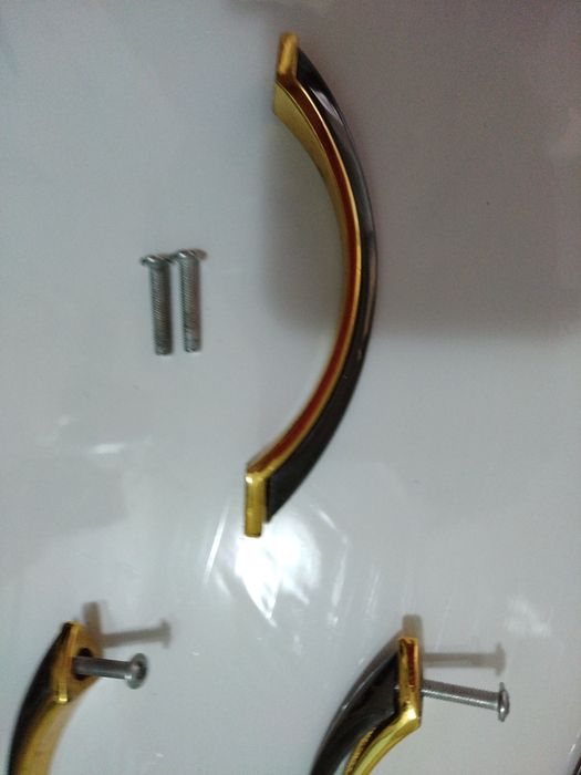 Дръжки за мебели