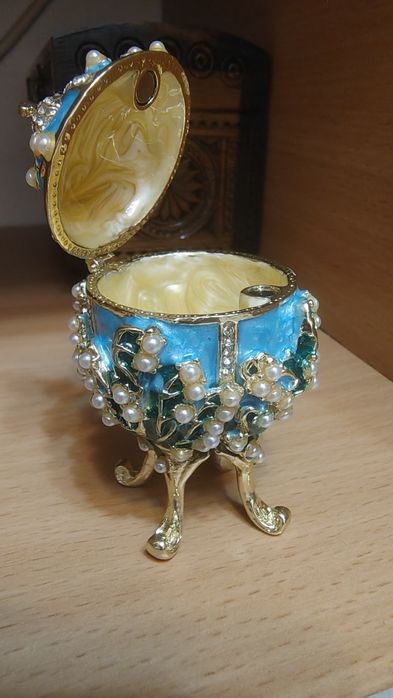 Cutie bijuterii metalica in forma de ou Faberge