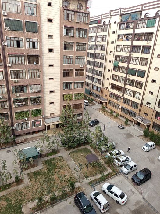 Sergeliy Quruvchilar daxasida  3 xonali 104 kv.m uy sotiladi. 12-METRO