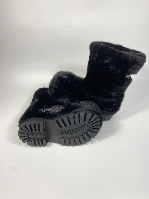 Balenciaga alaska fur boots skiwear