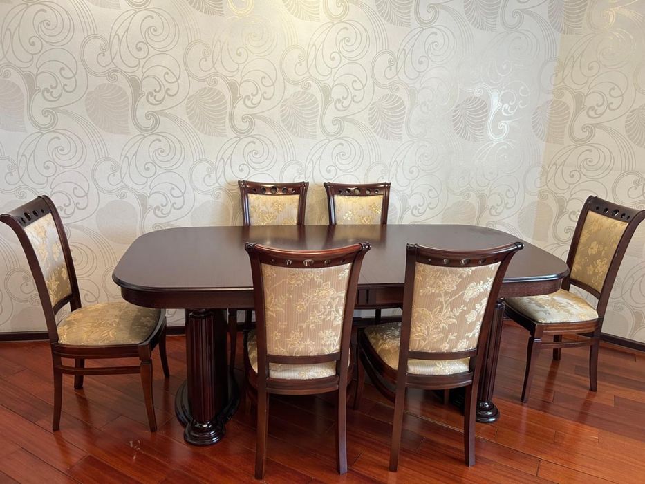 Стол со стульями в отличном состоянии