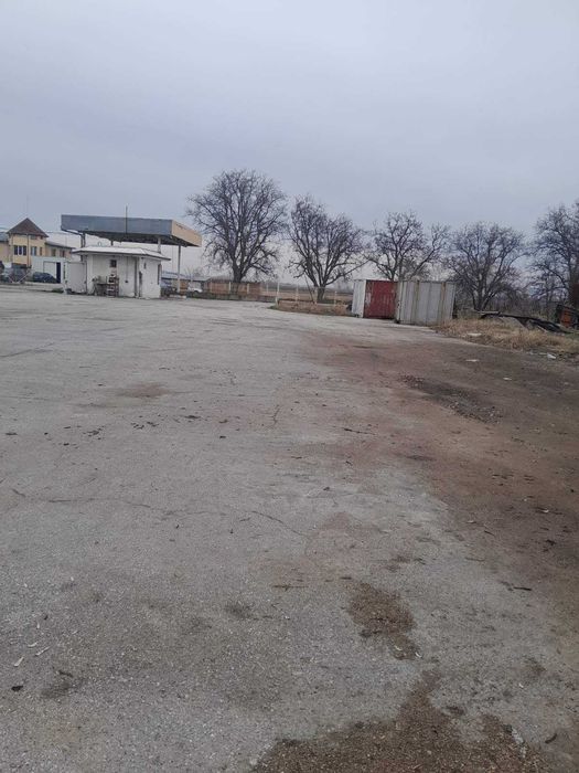 Давам под наем база с асфалтова площадка