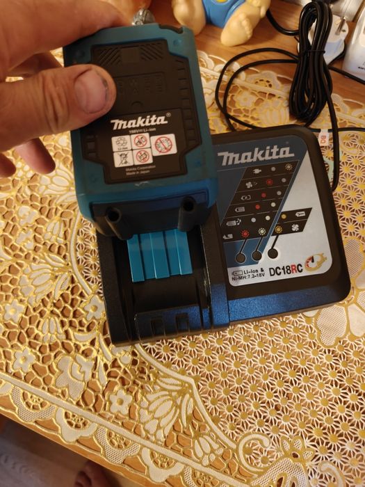 Зарядное устройство Makita.