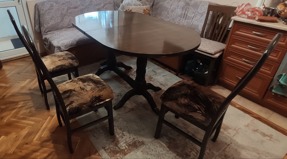 Масивна трапезна маса