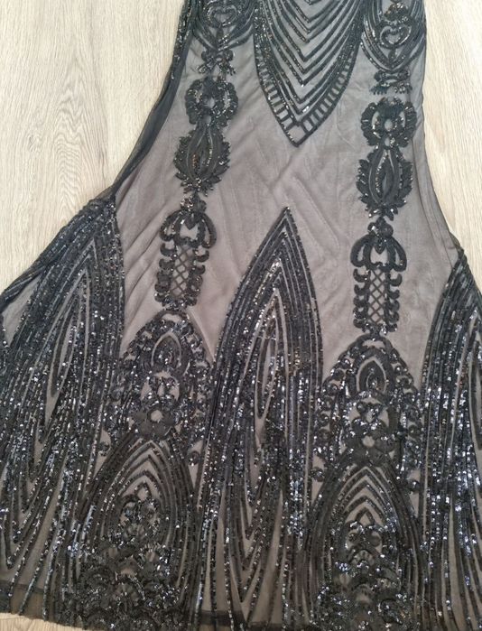 Официална бутикова дълга рокля в бежово с черна дантела и паети