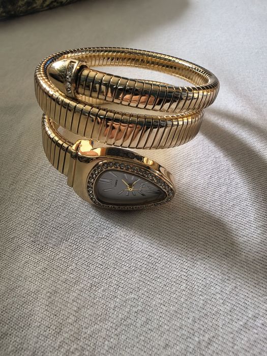 Часовник гривна златна с камъни