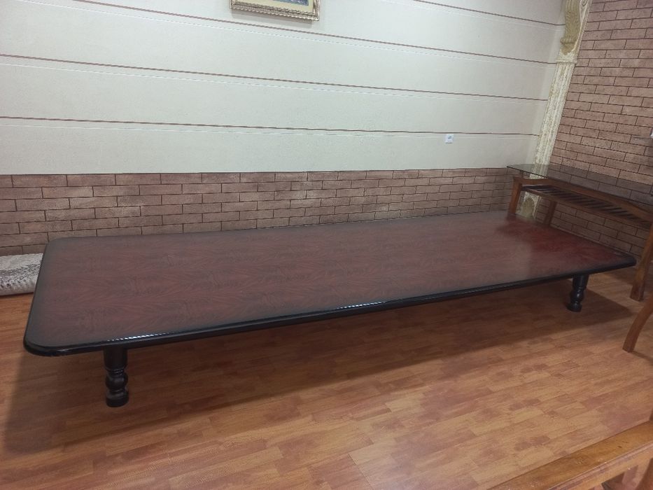 Katta 4 metrlik stol sotiladi xontaxta qilib foydalanish mumkin