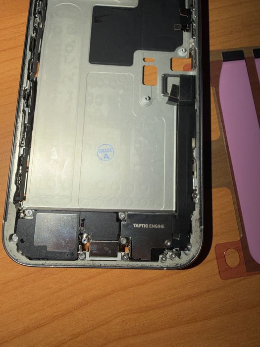 Rama iphone 16 pro max alb