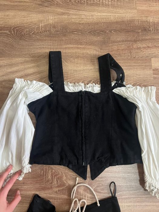 Costum Tradițional Bavarez din Două Piese cu Dantelă