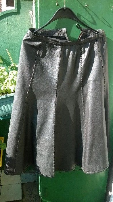 Продавам ръчно изработени дрехи от естествеа кожа