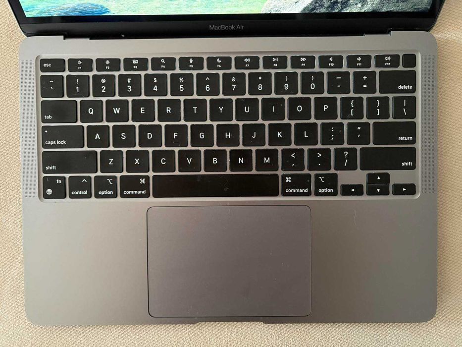 MacBook Air M1 2020 (Купен 2023) - 8GB/256GB - 96% на 141 цикъла батерия