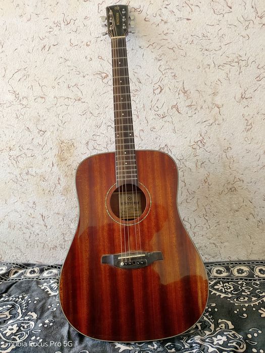 Akustik gitara sotiladi