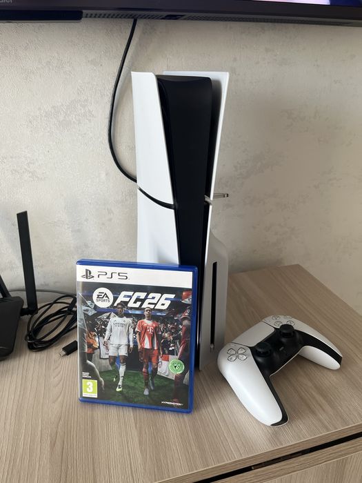 Продам PlayStation 5 Slim новый покупал 31 декабря2025еще год гарантия