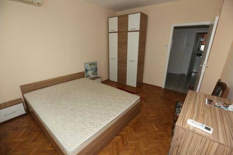 С ПАРКОМЯСТО! Многостаeн апартамент в Центъра