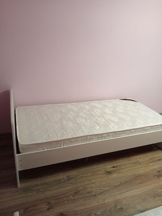 Кровать с матрасом