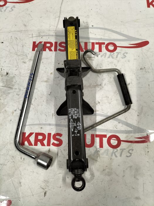 Авариен комплект - крик и ключ Toyota Avensis / Тойота Авенсис 2005г.