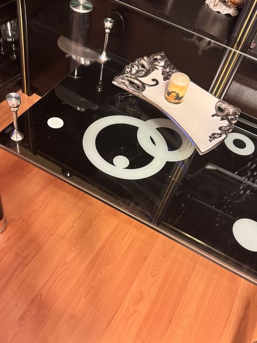 Masa din sticla neagra