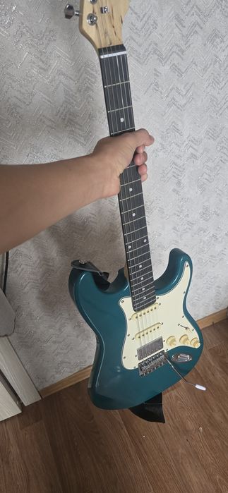 Продам электро гитару левинсон