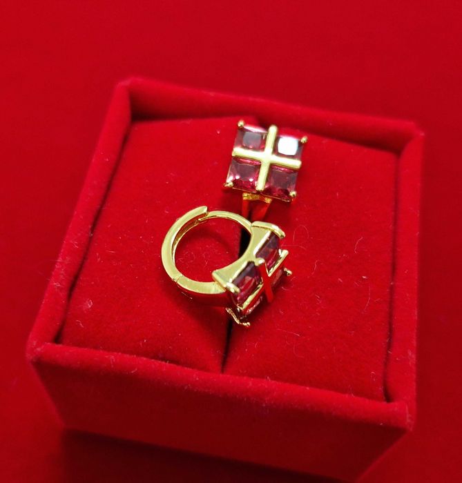 GP75, cercei placati aur 18k,incuietoare sigura,zirconii albe si rosii