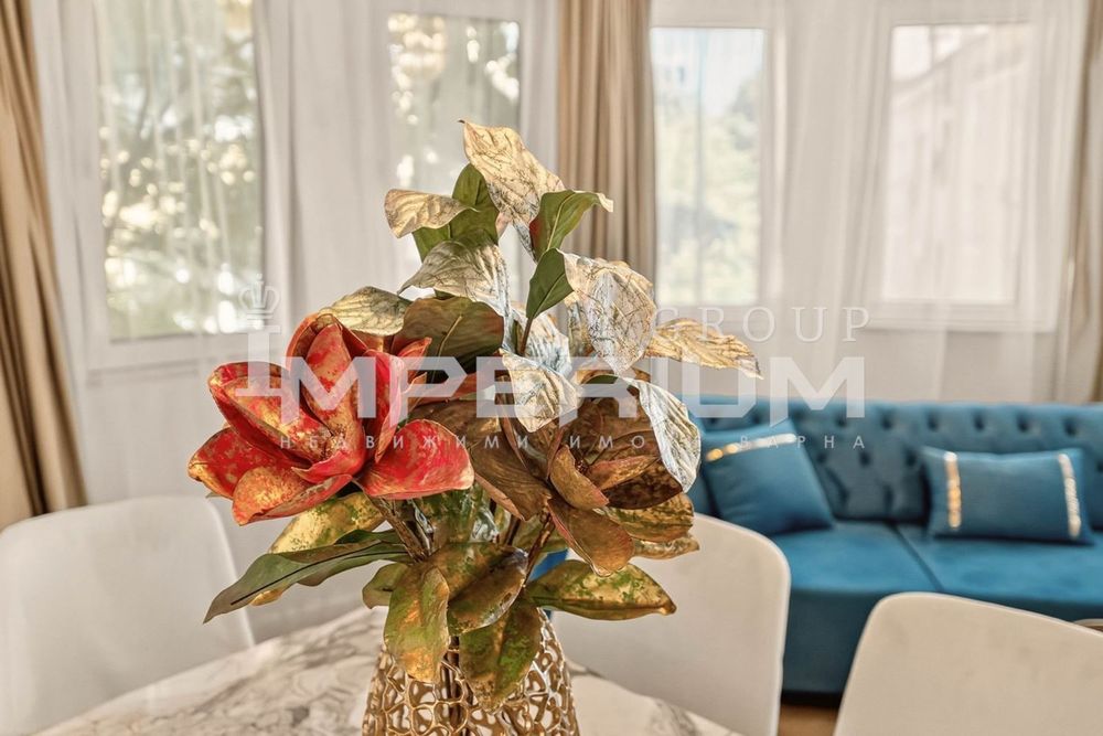 Дава се под наем Тристаен апартамент в Варна, Център - 100 кв.м за 1650 € - Снимка #2