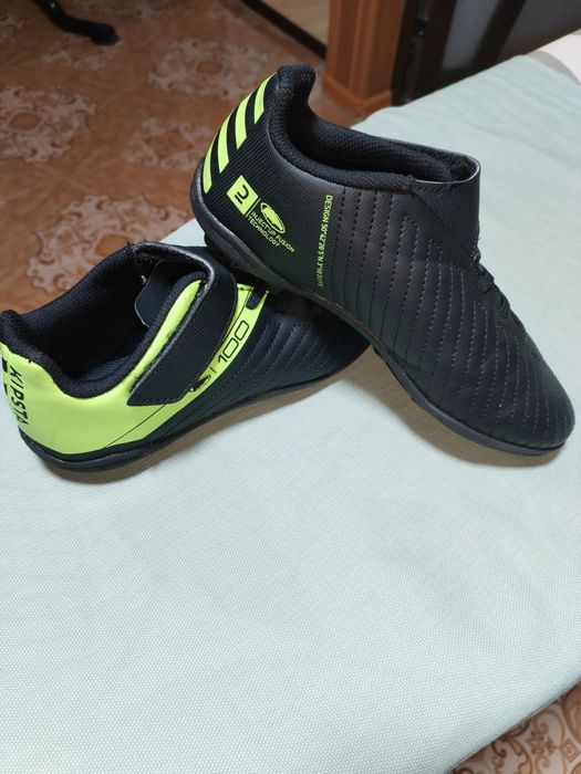 Ghete cu crampoane pentru fotbal