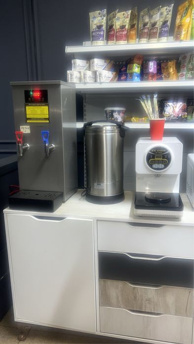 Прдаеться столы и стулья