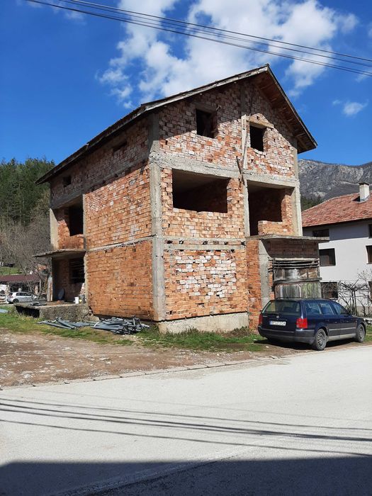 Продава се къща в с.Згориград 292 кв.м.