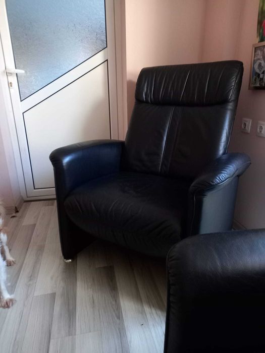 Продавам кожена гарнитура