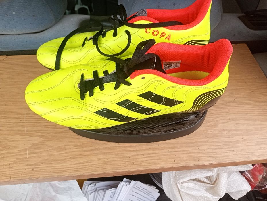 Футболни бутонки Найк и Адидас