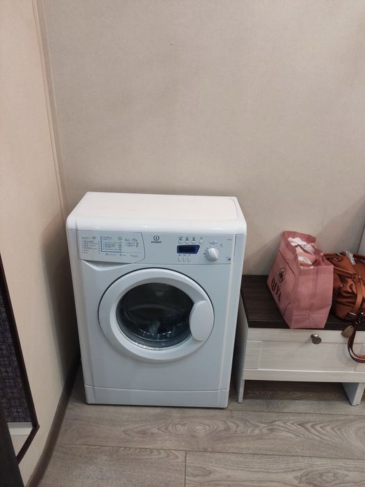 Компактная стиральная машина Indesit / 5 кг / Рабочая