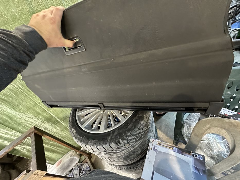 Продавам щора за багажник Audi A4 b6