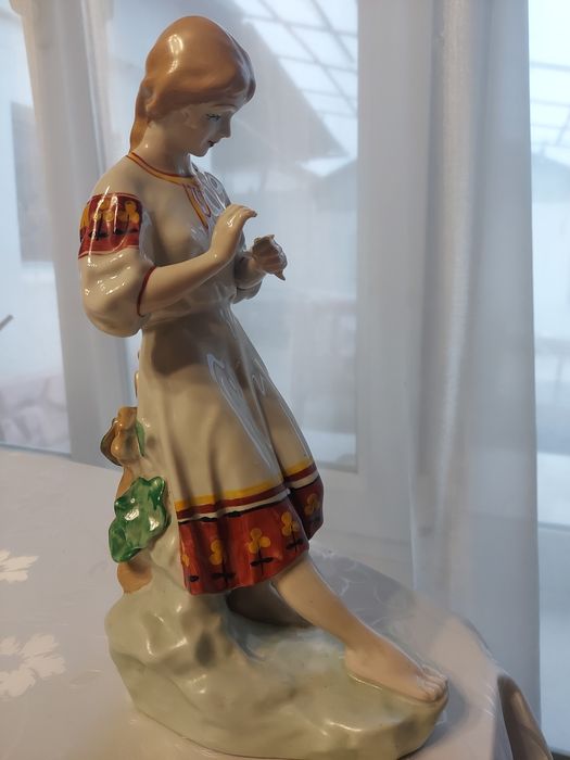 Фарфоровая статуэтка Девушка с цветком