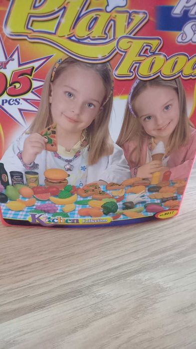 Пълна кофа с пластмасови плодове и храни