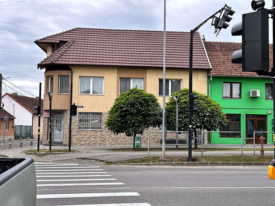Proprietate ultracentrală Beiuș - 2 case și 2 spații comerciale