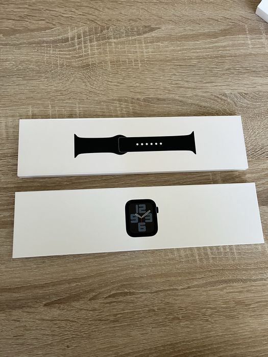 Apple Watch SE 2 44mm – работи, но с черен екран (за части/ремонт)