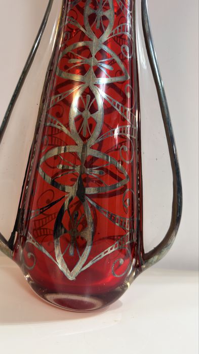 Vaza din sticla rosie decorata cu argint