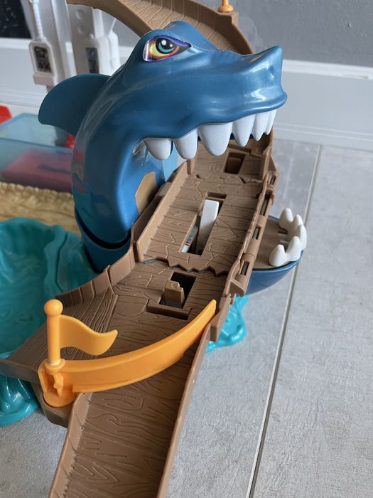 Акула трэк hotweels